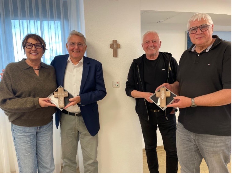 Übergabe der Kreuze